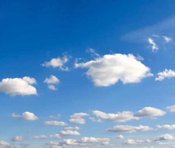 Mavi gökyüzündeki bulutlar — Stok fotoğraf