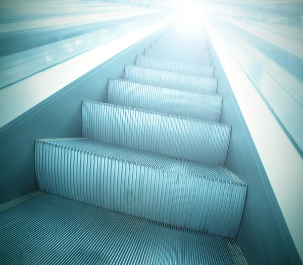 Passos de escada rolante no centro de negócios — Fotografia de Stock