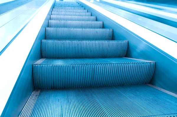 Уменьшающийся эскалатор в метро — стоковое фото