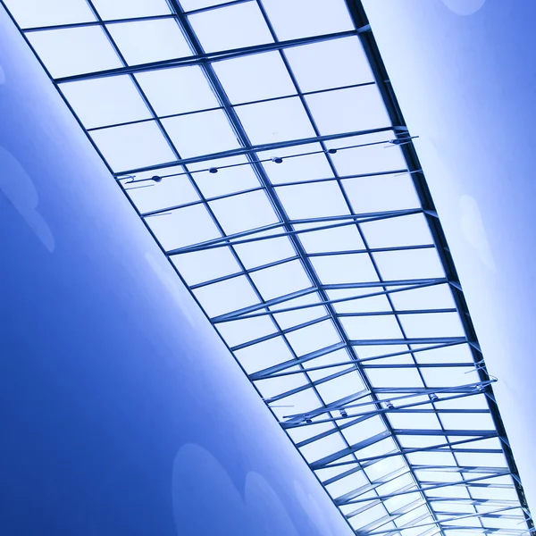 近代的な建物内の現代的な天井 — ストック写真