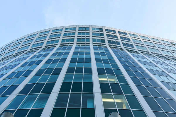 Transparente Glaswand eines Bürogebäudes — Stockfoto