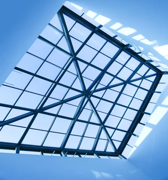 モダンな建物の中の正方形の天井 — ストック写真