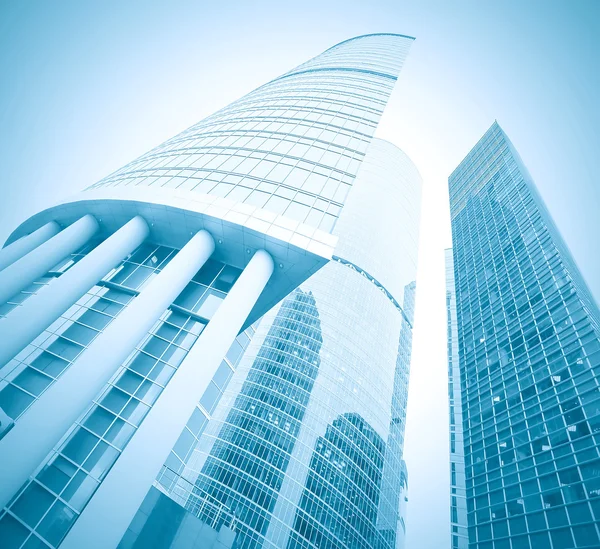 Vista de ángulo bajo a edificios de vidrio ligero del centro de negocios —  Fotos de Stock