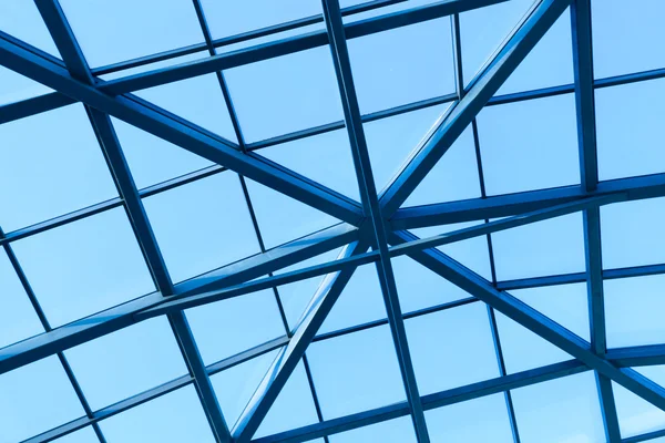 近代的な建物の中の透明な天井 — ストック写真