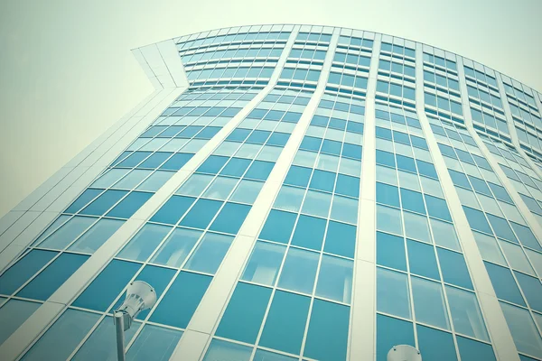 Perspektiv sida av fönsterrutan i businesscenter — Stockfoto