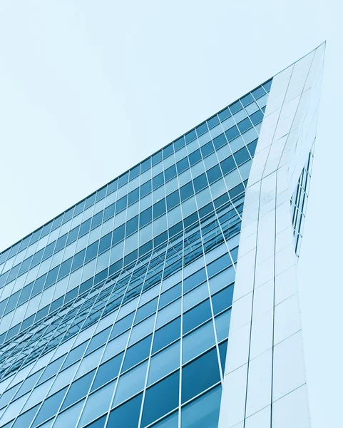Σύγχρονη γυαλί μπλε ουρανοξύστης προοπτική άποψη — Φωτογραφία Αρχείου