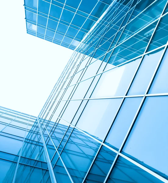 Perspektivní pohled na sklo výškové budovy mrakodrapy na blízko — Stock fotografie