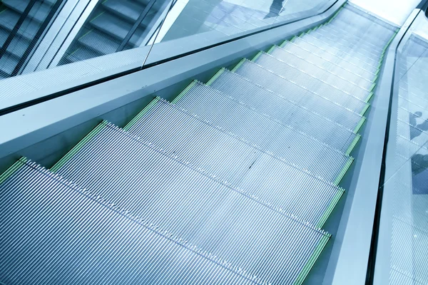 Γκρι βήματα της κυλιόμενες σκάλες στο επιχειρηματικό κέντρο — Φωτογραφία Αρχείου