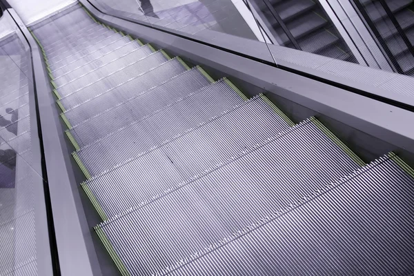 Iş merkezindeki yürüyen merdiven, gri adımları — Stok fotoğraf