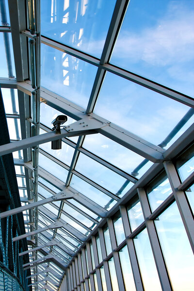 конструкция современного стеклянного потолка внутри торгового центра

