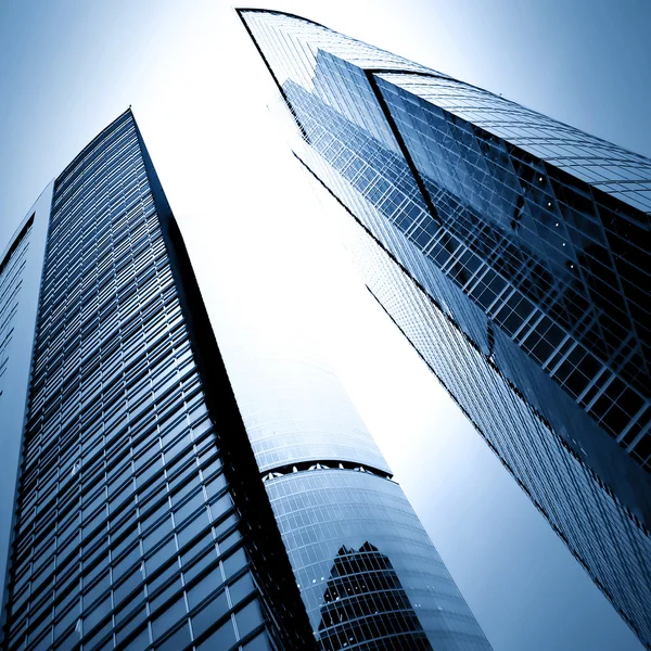 夜にガラス張りのモダンなビジネス高層ビル — ストック写真