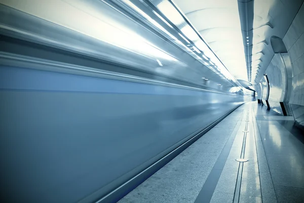 Turuncu tren platformu terk azalan — Stok fotoğraf