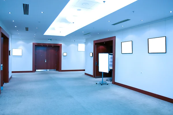 Moderne zaal met witte borden — Stockfoto