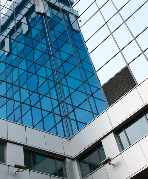 Glazen oppervlak van hedendaagse hoek van zakelijke gebouw — Stockfoto