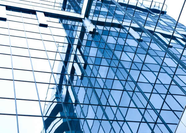 Glazen oppervlak van hedendaagse hoek van zakelijke gebouw — Stockfoto