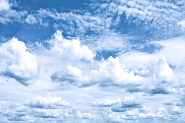Abstracte wolken in de blauwe hemel — Stockfoto