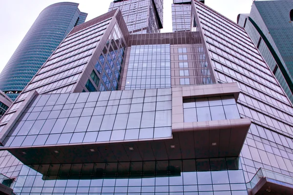 Paarse avond textuur van glas high-rise gebouw — Stockfoto