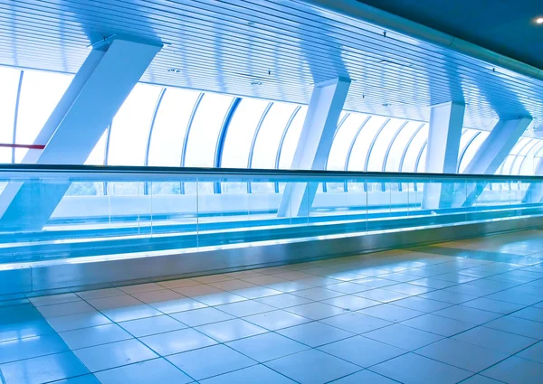 Schöne Business Gangway im Inneren des modernen architektonischen Flughafens — Stockfoto