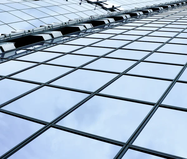 Moderna vista prospettiva grattacielo di vetro verde — Foto Stock
