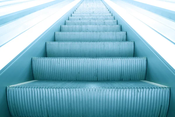 现代的移动业务自动扶梯的步骤 — 图库照片