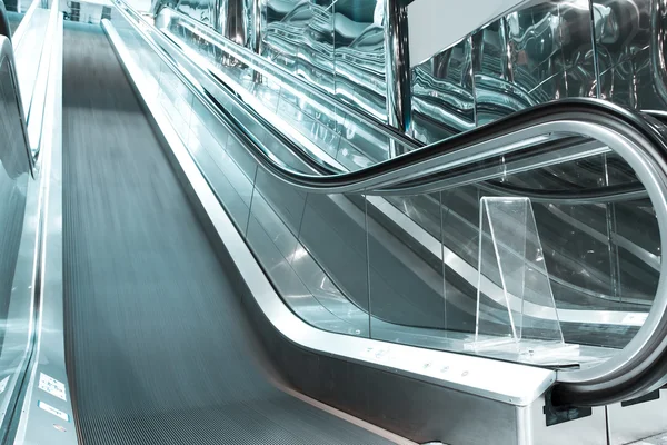 Escaleras mecánicas móviles de alta velocidad —  Fotos de Stock