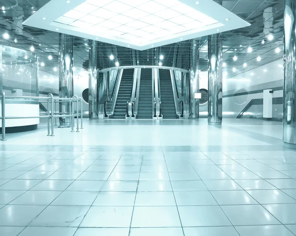 Business ljus hall med rulltrappor — Stockfoto
