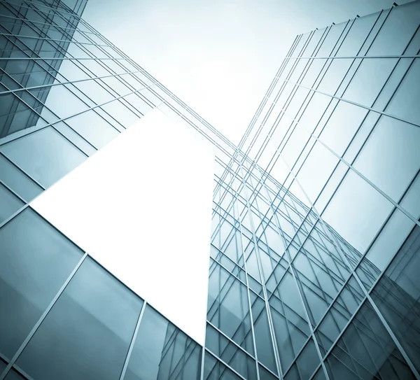 Blaue Glaswand mit leerem Plakat eines Wolkenkratzers — Stockfoto