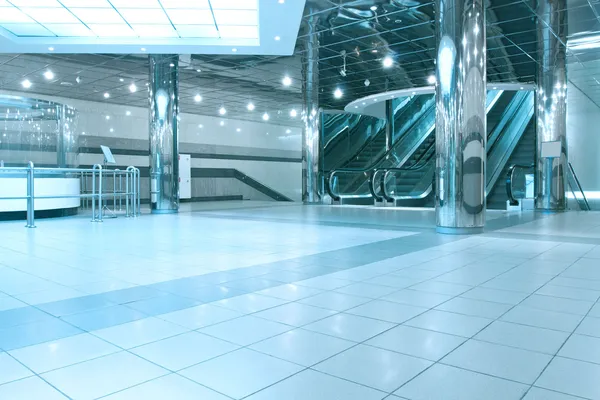 Samtida rörliga rulltrappa trappor inne business blå hallen — Stockfoto