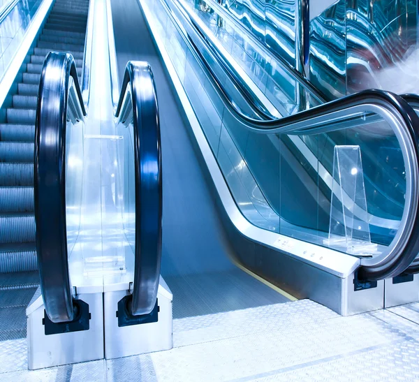 Diminishing moving escalator in office center — Stock Photo, Image