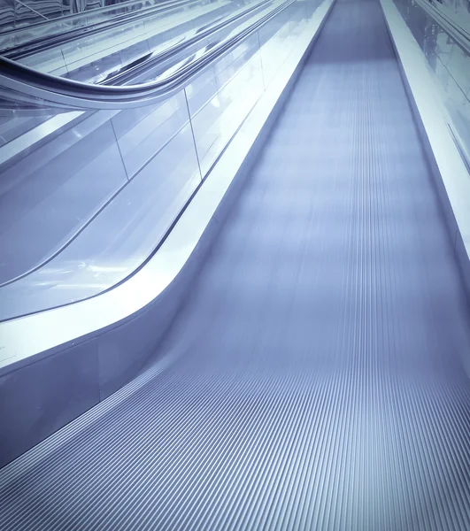 Verfahrbare Rolltreppe im Bürozentrum — Stockfoto