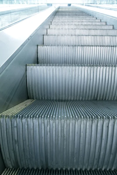 Escada rolante azul no salão de negócios — Fotografia de Stock