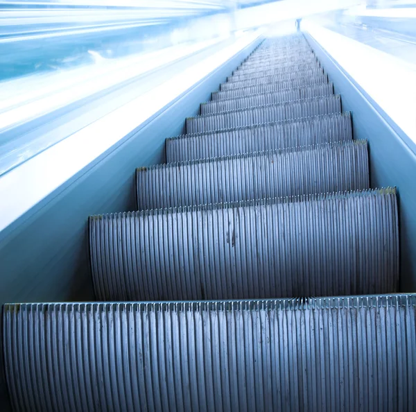 Pasos grises de escaleras mecánicas en el centro de negocios —  Fotos de Stock