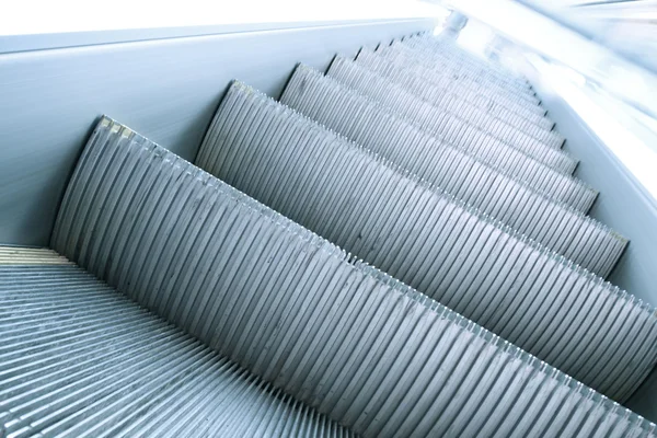 Degraus cinzentos da escada rolante moderna — Fotografia de Stock