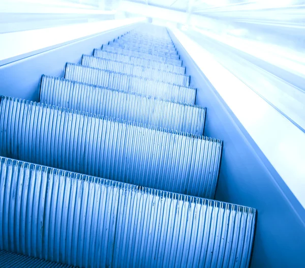 Grå stegen i rulltrappan i businesscenter — Stockfoto
