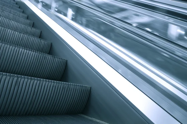 Escalones grises de escaleras mecánicas modernas — Foto de Stock