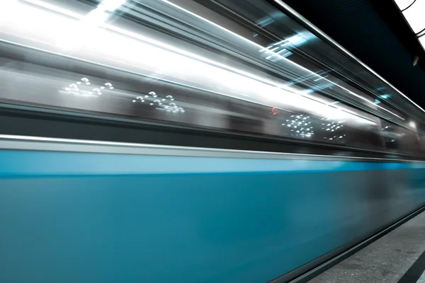 Estação de metro moderna iluminada com movimento de trem — Fotografia de Stock