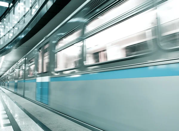 Diminuição do comboio azul que sai da plataforma — Fotografia de Stock