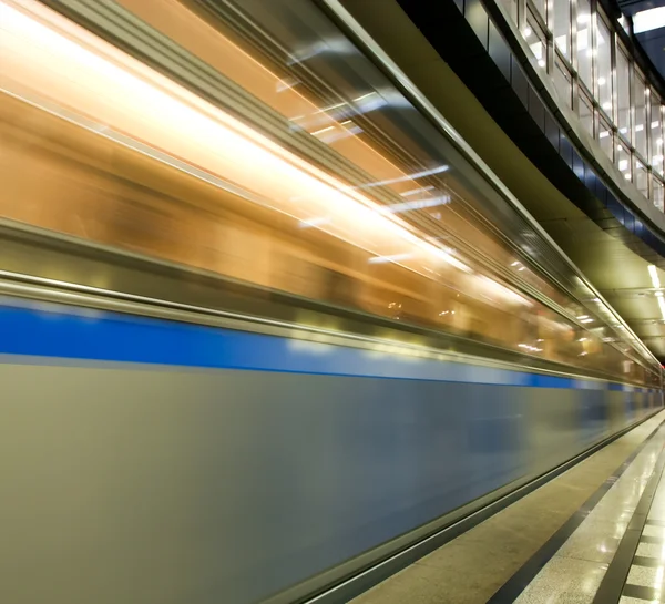 Desaparecendo colorido trem de alta velocidade em movimento — Fotografia de Stock