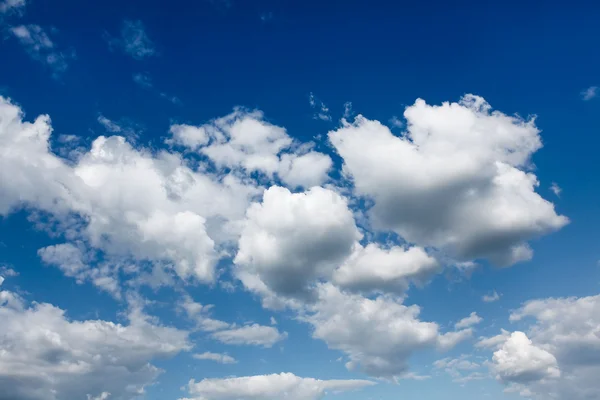 Rozrzedzone chmury w błękitne niebo — Zdjęcie stockowe
