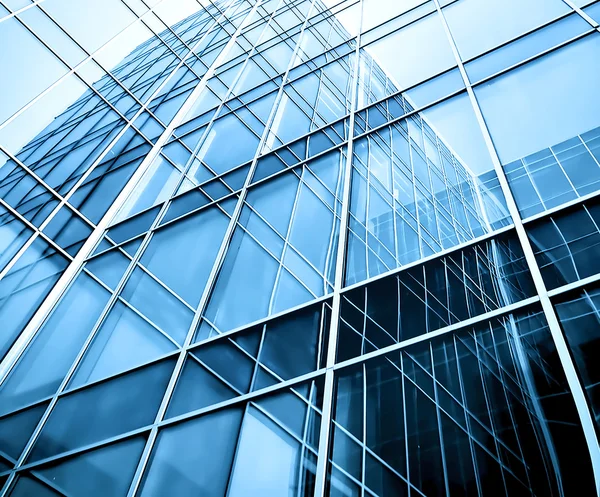 Moderne blauwe glazen wand van wolkenkrabber — Stockfoto