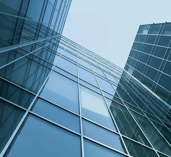 Perspektivní pohled na sklo výškové budovy mrakodrapy na blízko — Stock fotografie