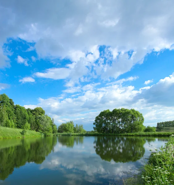 Güzel kırsal Gölü'nün güzel sahne — Stok fotoğraf
