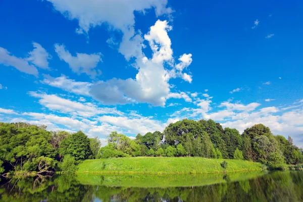 Живописная сцена красивого сельского озера — стоковое фото