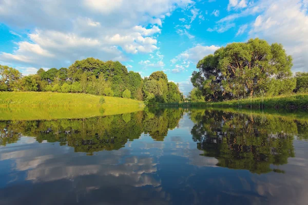 Scena piękne jezioro obszarów wiejskich — Zdjęcie stockowe