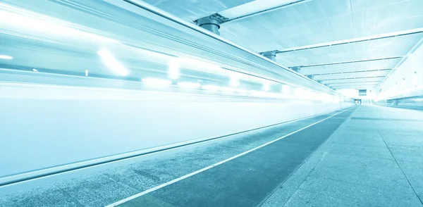 Широкий угол зрения на современную станцию метро с движением поезда — стоковое фото