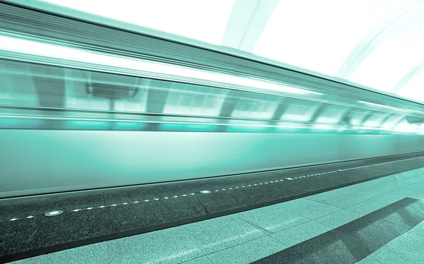 Snabba tåg i rörelse på underjordiska plattform — Stockfoto