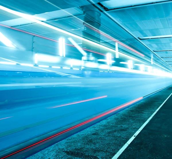 Μπλε υπόγεια πλατφόρμα με την κίνηση αμαξοστοιχίας — ストック写真