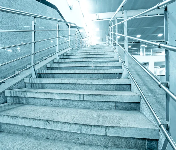地铁车站的蓝色楼梯 — 图库照片