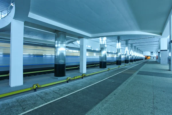 Просторная современная станция метро с движением поезда — стоковое фото