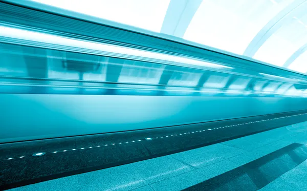 Treno in rapido movimento sulla piattaforma sotterranea — Foto Stock